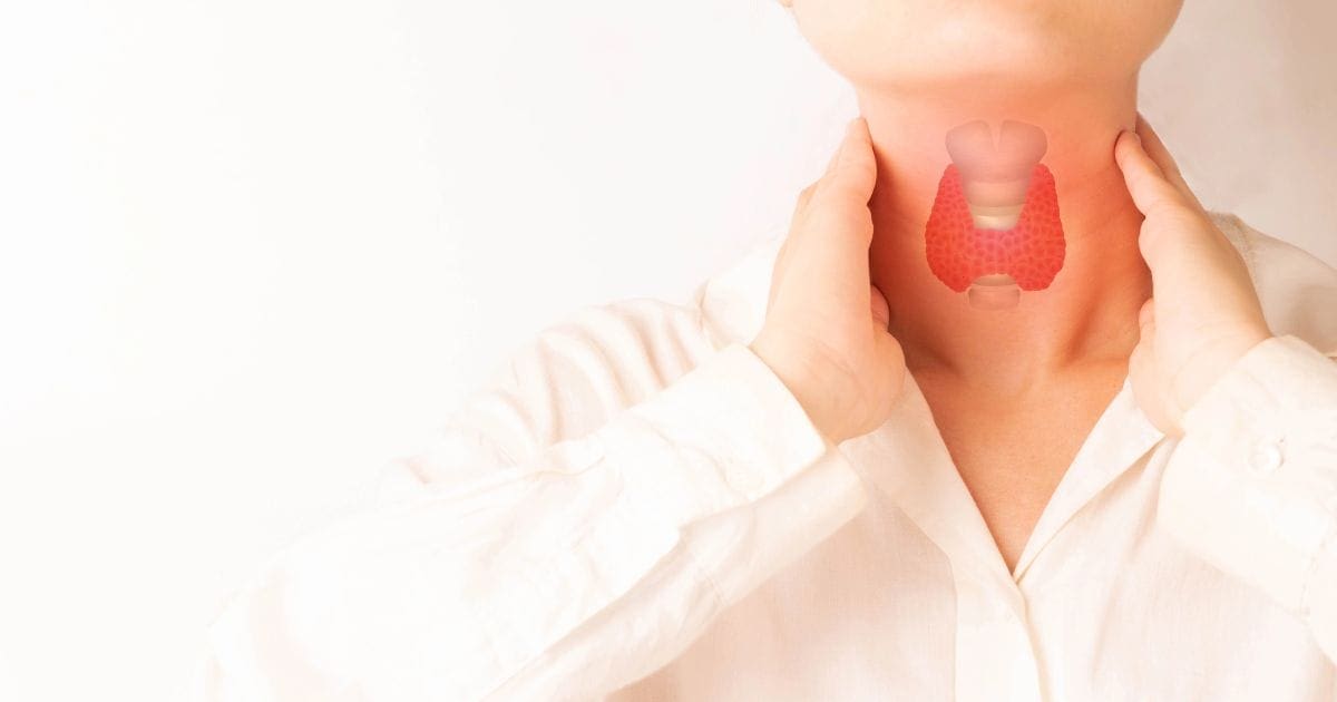 donna si tiene il collo con grafica che disegna la tiroide